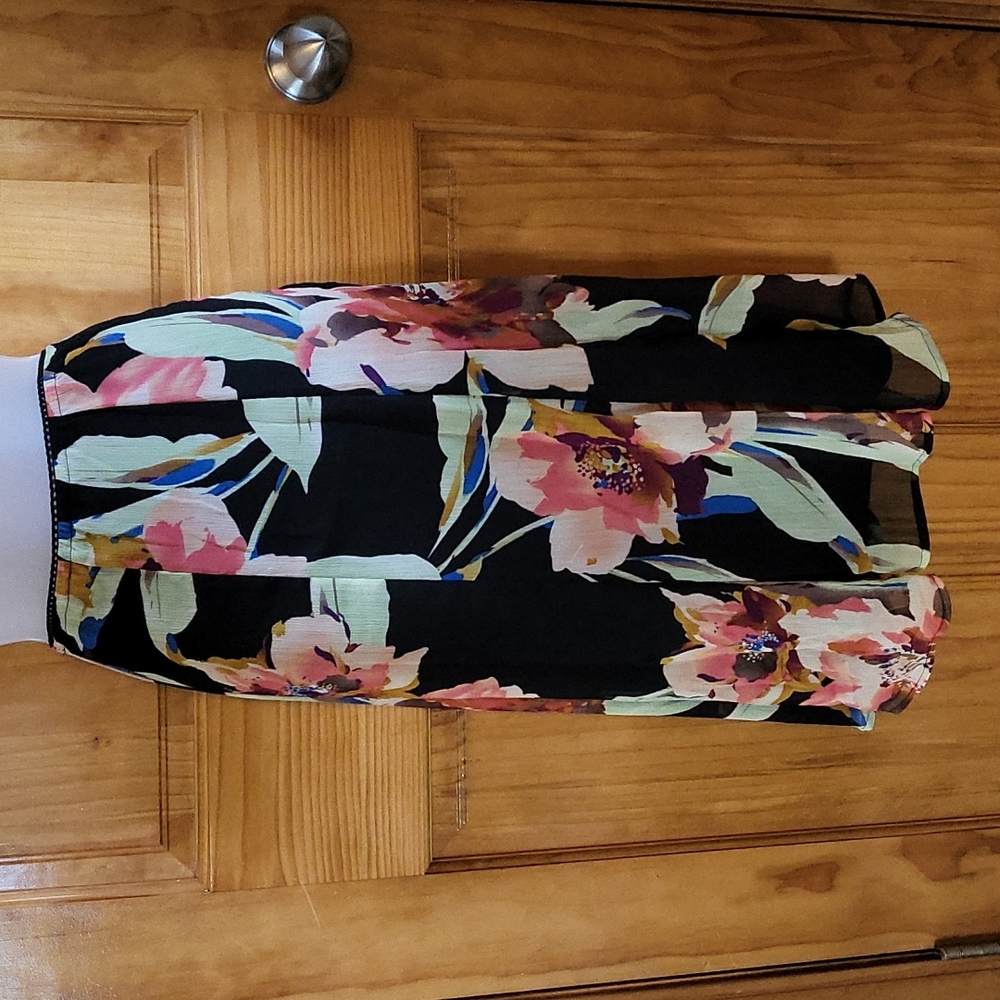 Covington floral skirt. Size: M, built in black slip. approx 27" length